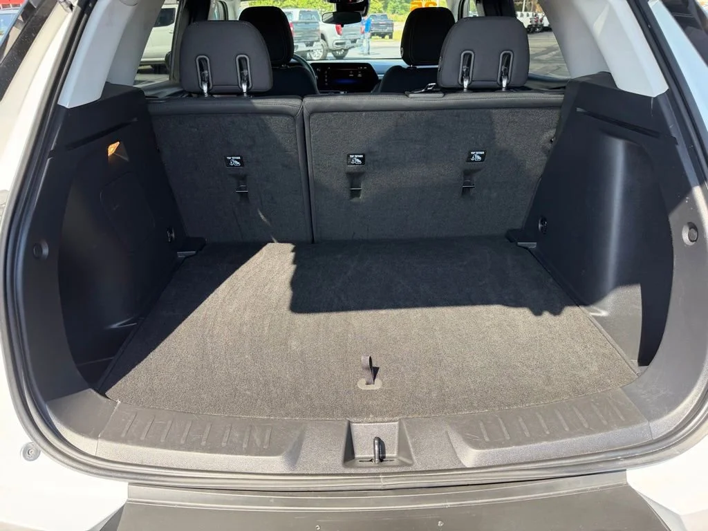 Used 2025 Summit White Chevrolet LT image 21