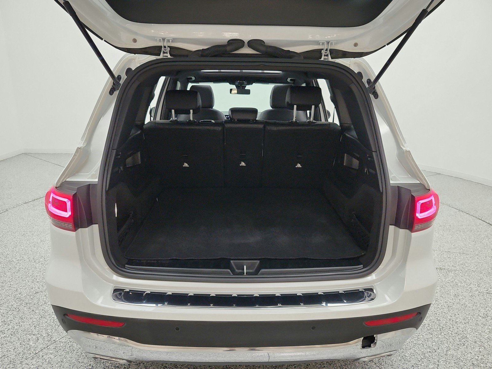 Used 2022 Digital White Metallic Mercedes-Benz GLB 250 SUV image 19