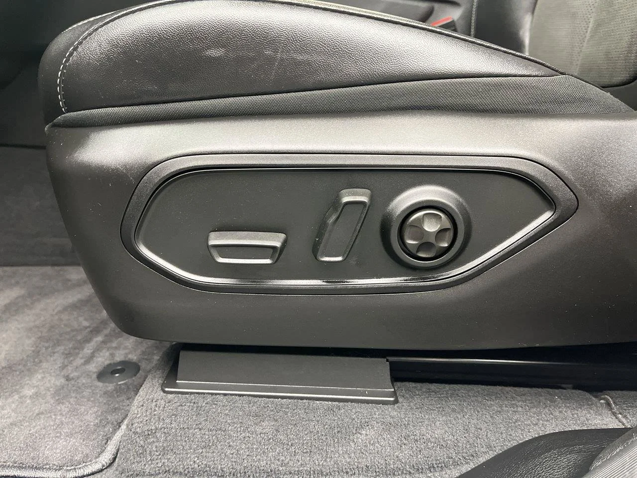 Used 2025 Silver Jeep Altitude X 4x4 image 12