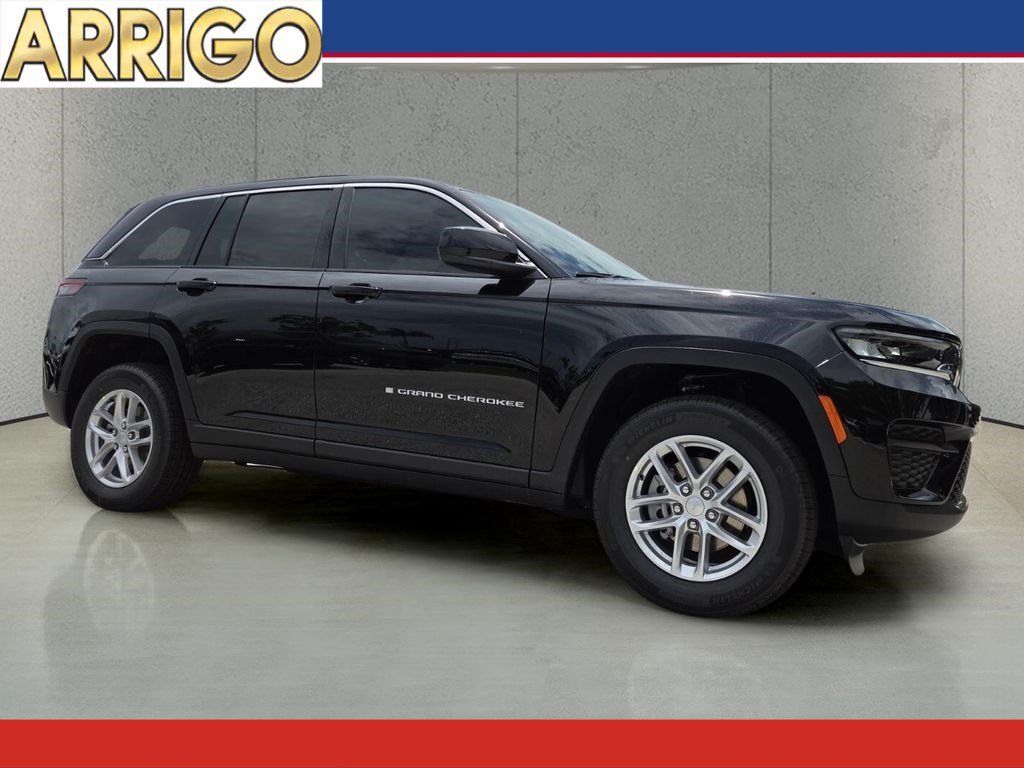 New 2026 Diamond Black Crystal Pearl-Coat Exterior Paint Jeep Laredo image 1