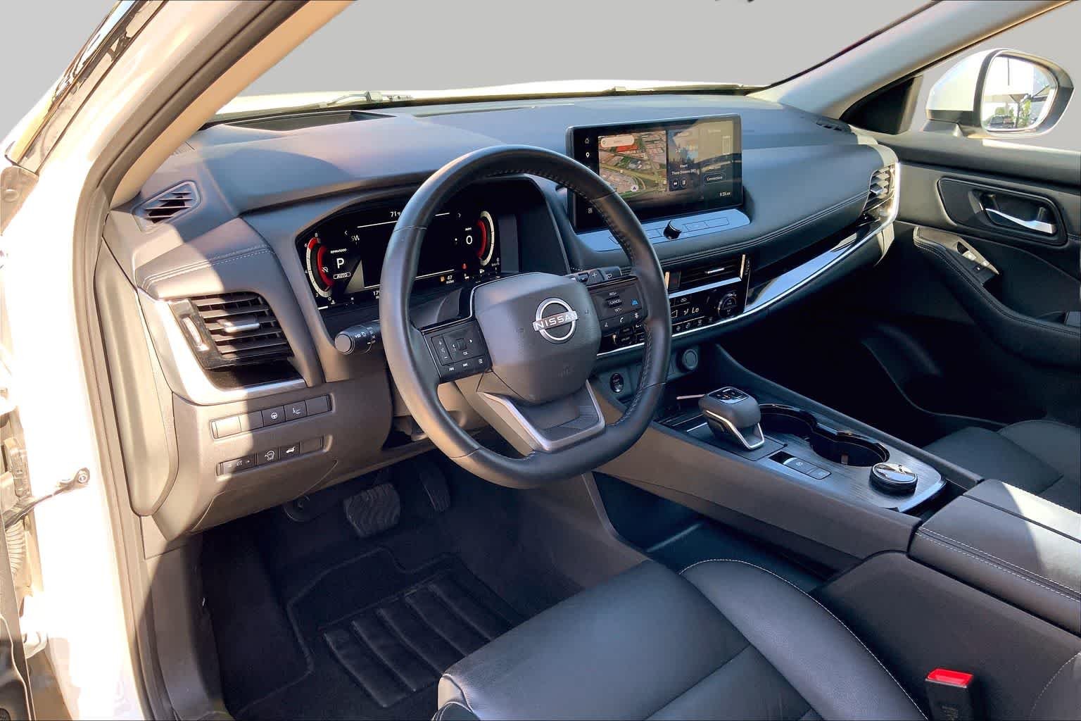 Used 2025 Everest White Pearl Nissan SL image 16