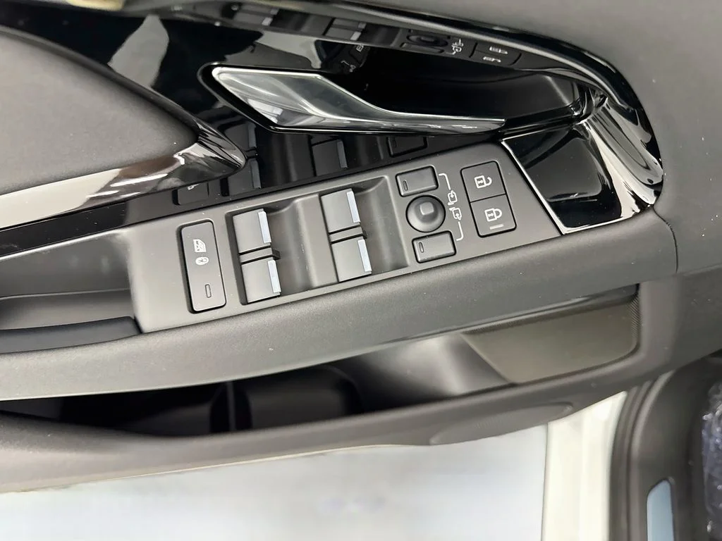 New 2026 Fuji White Land Rover Core S image 18