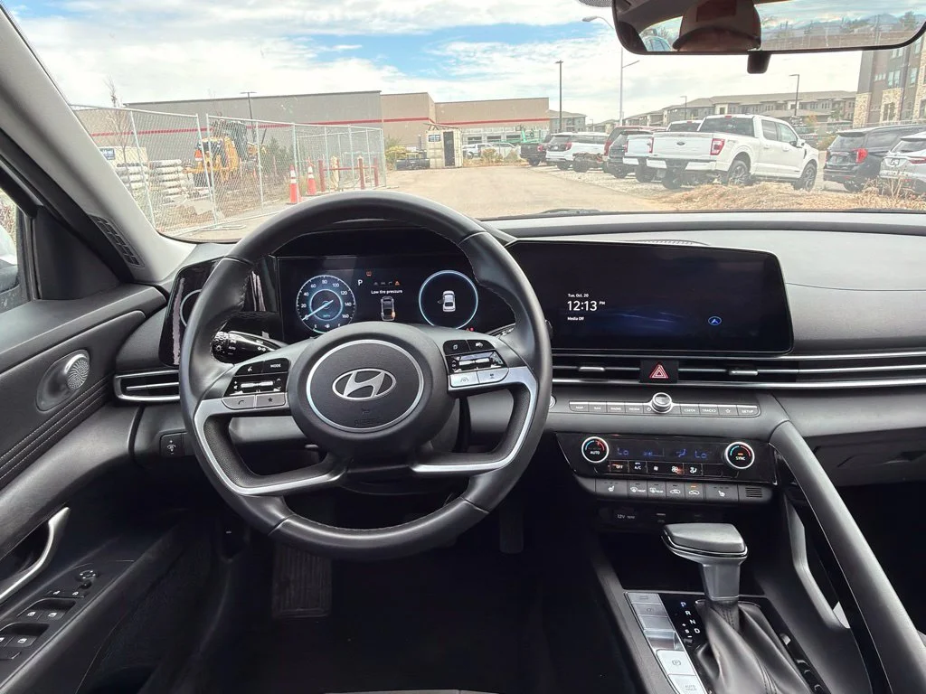 Used 2025 White Hyundai SEL Convenience image 11