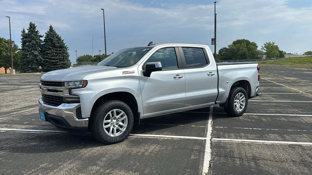 Used 2020 Chevrolet Silverado 1500 LT with VIN 3GCUYDED4LG237295 for sale in Hastings, Minnesota