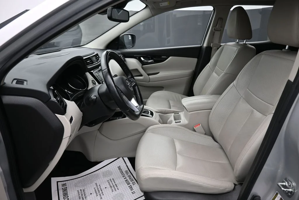 Used 2021 Silver Nissan SL image 11