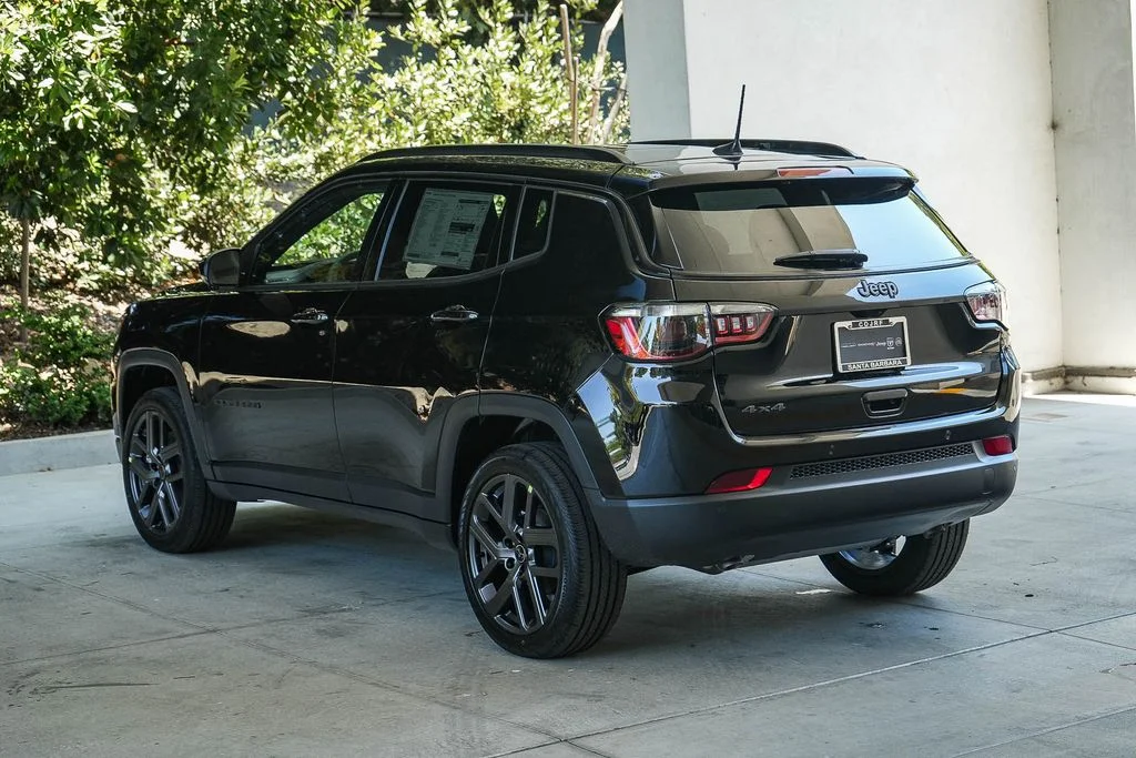 New 2026 Diamond Black Crystal Pearl-Coat Exterior Paint Jeep Limited image 4