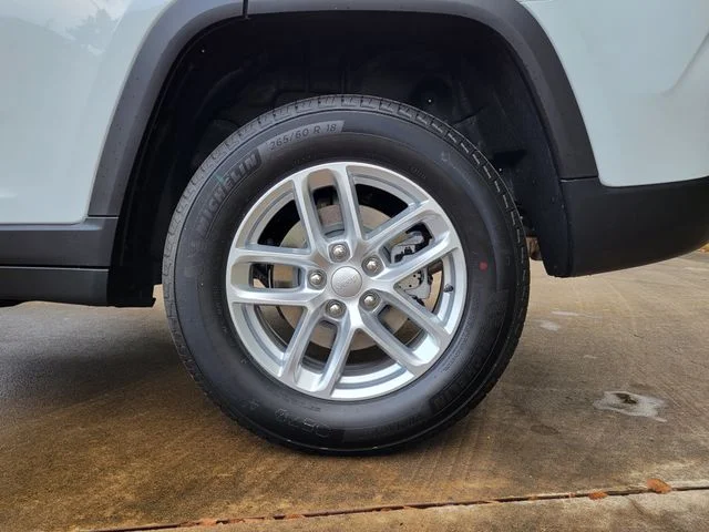 New 2026 Bright White Clear-Coat Exterior Paint Jeep Laredo X image 8
