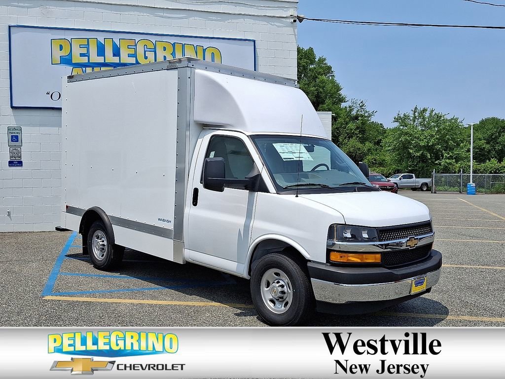 Summit White 2025 Chevrolet Express Chassis 3500 Cutaway 139 Van Rear-Wheel Drive Automatic