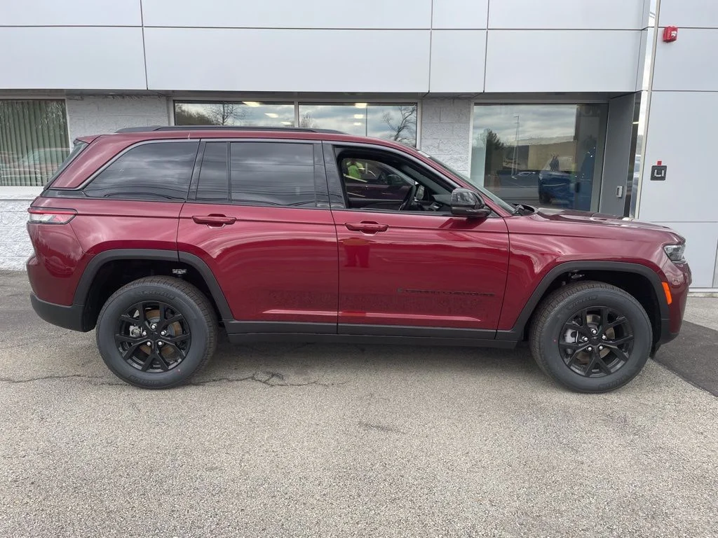 New 2026 Velvet Red Pearl-Coat Exterior Paint Jeep Altitude image 7