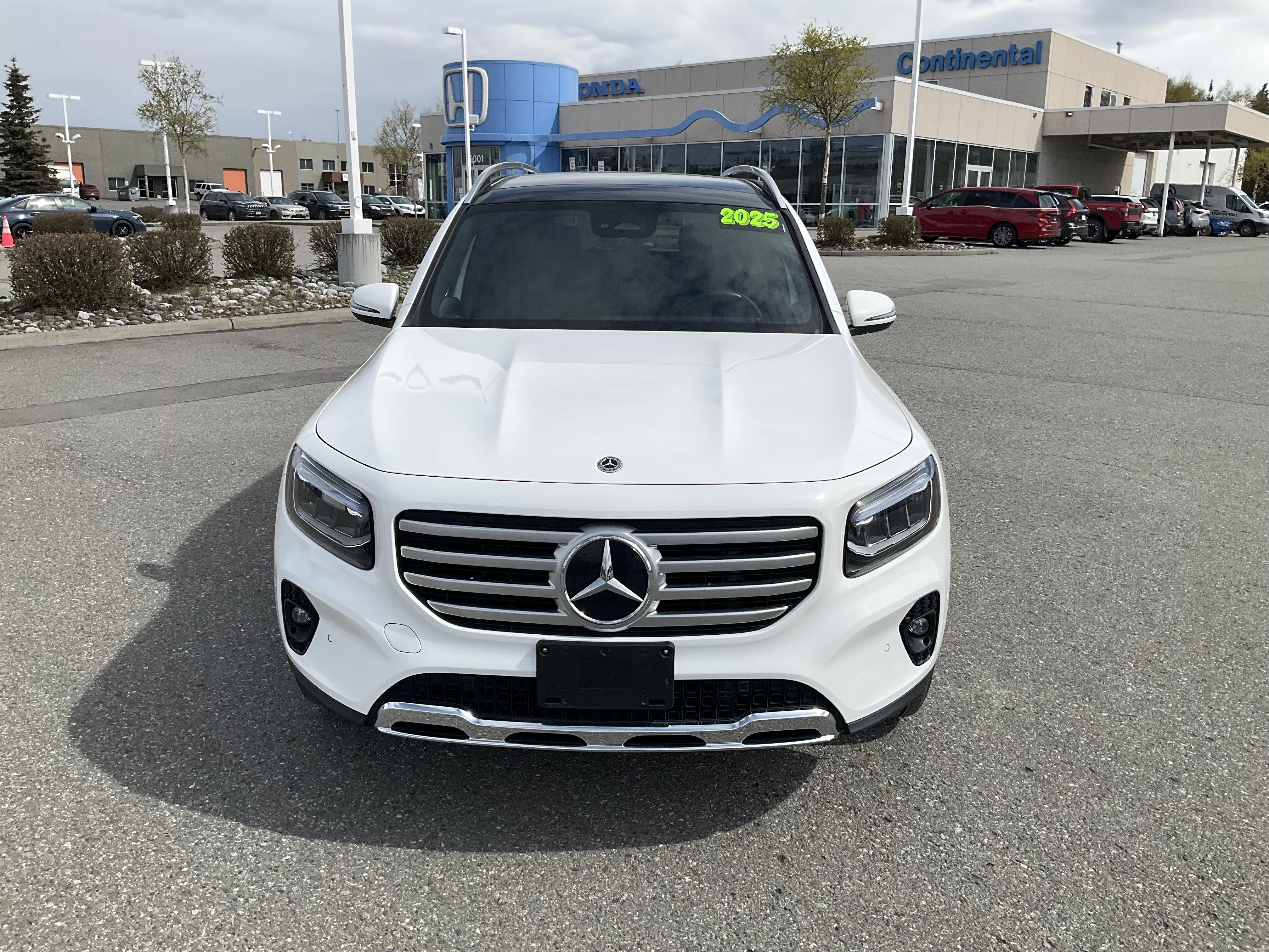 Used 2025 White Mercedes-Benz GLB 250 image 2