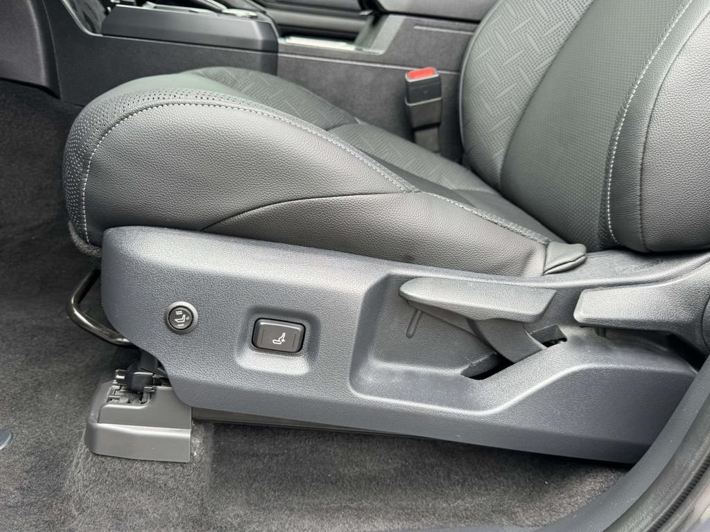 Used 2025  Toyota SR5 image 19