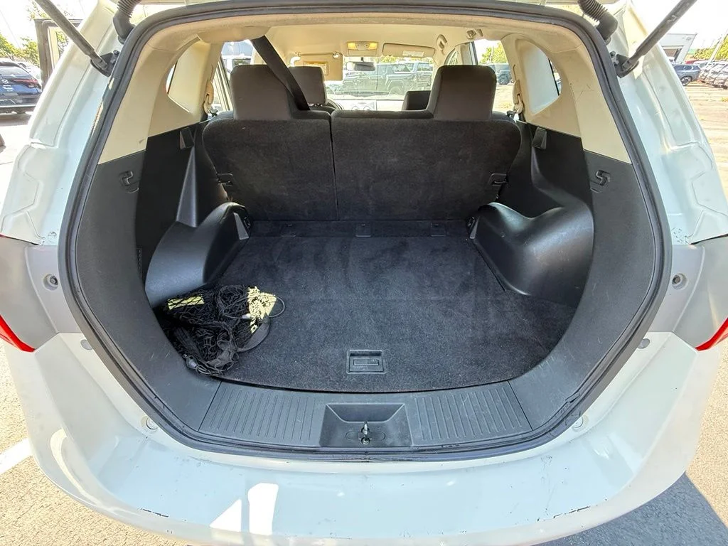 Used 2014 White Nissan S image 25