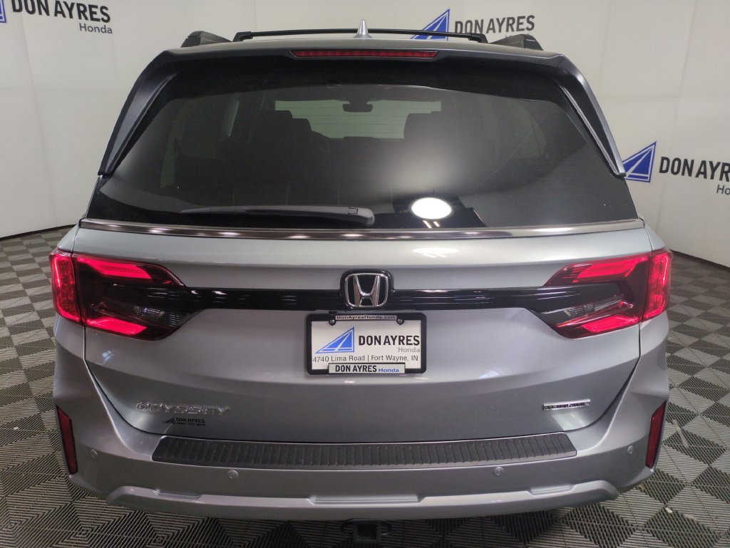 New 2027 Solar Silver Metallic Honda Touring image 4