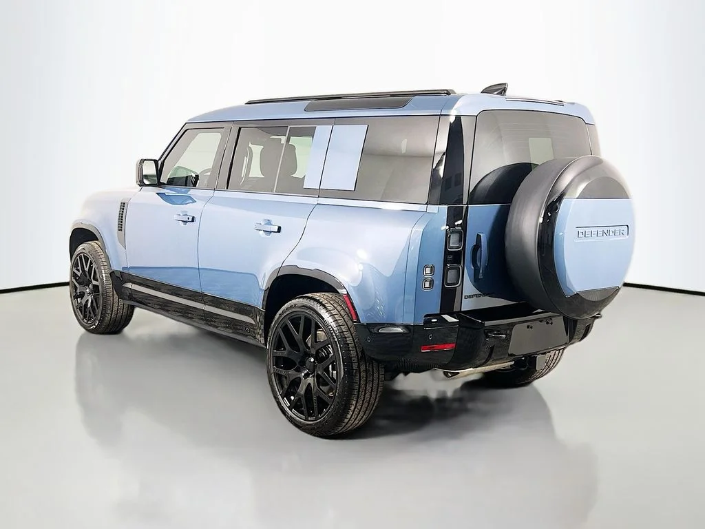 Used 2026 Tasman Blue Metallic Land Rover X-Dynamic SE image 7