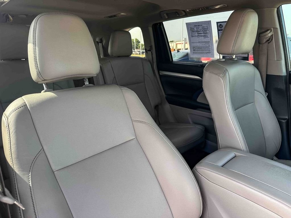 Used 2018 White Toyota XLE image 26