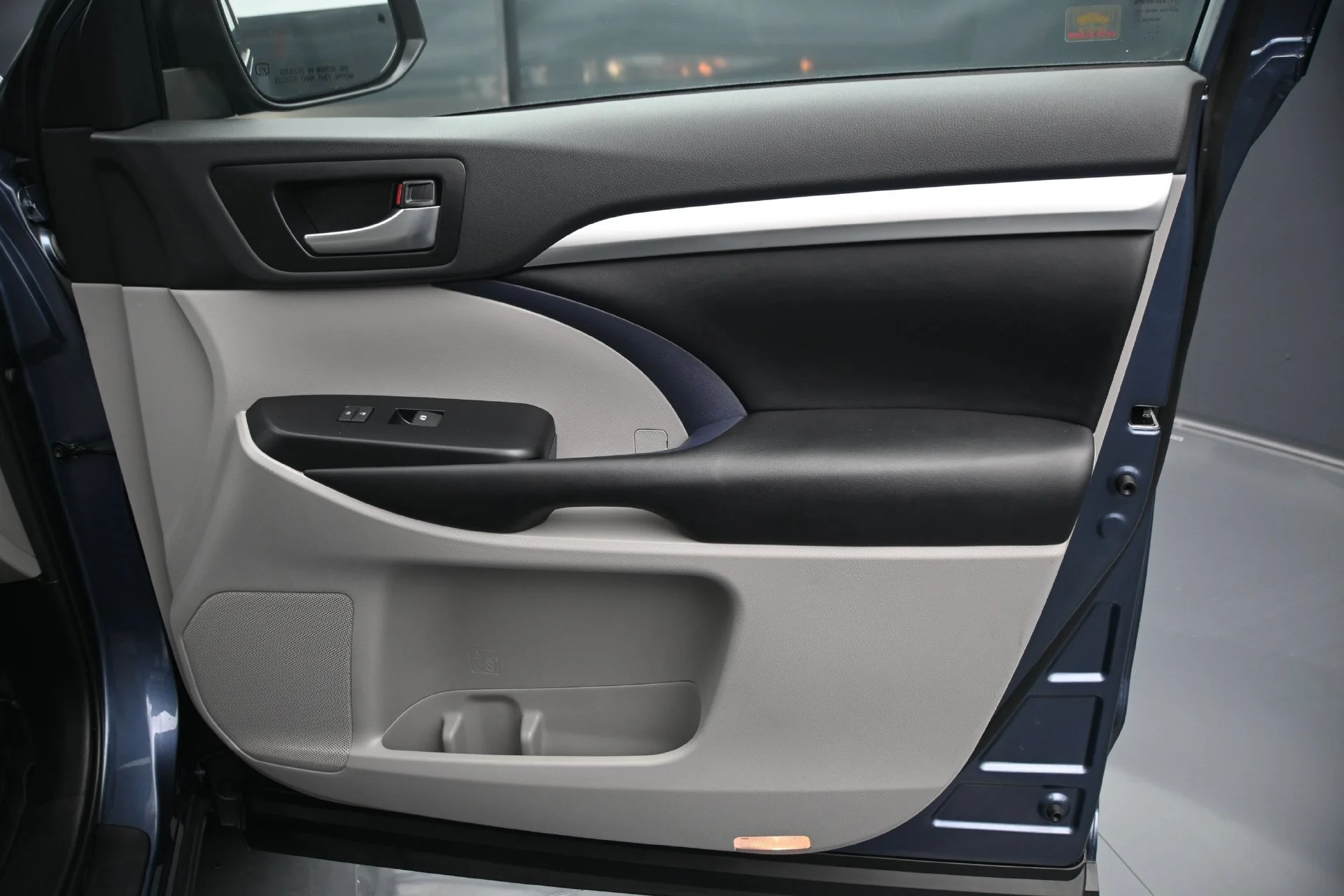 Used 2019  Toyota SE image 11