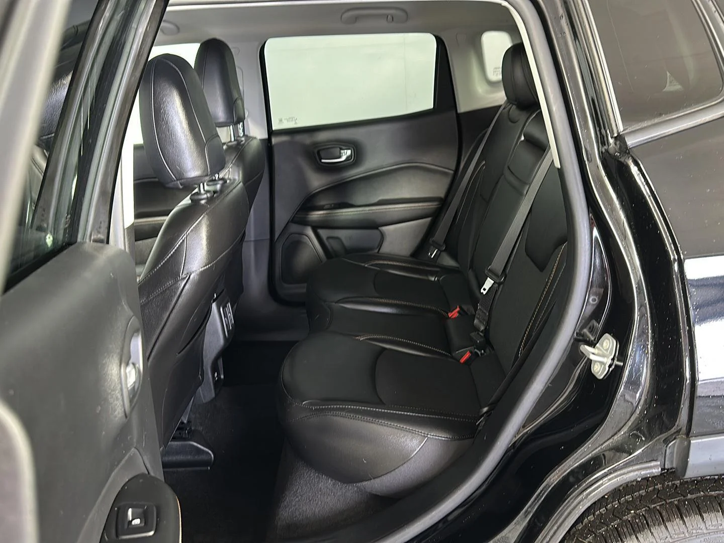 Used 2020 Diamond Black Crystal Pearlcoat Jeep Latitude image 18