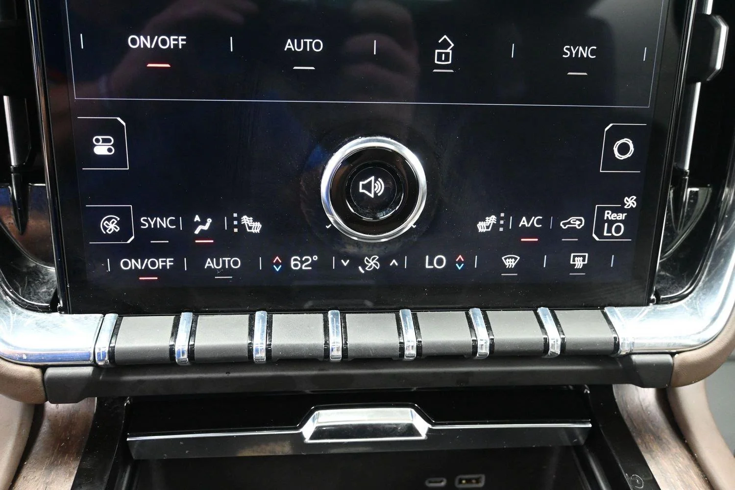 2025 GMC Yukon Denali Ultimate - Photo 38