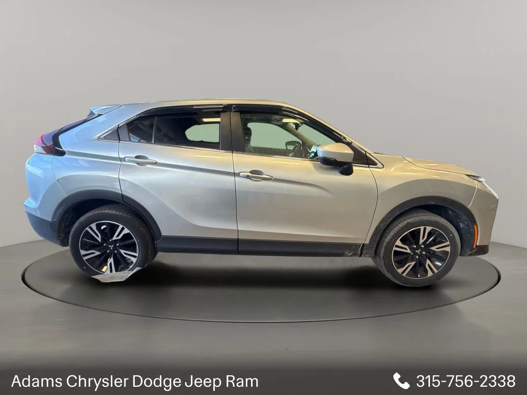 Used 2025  Mitsubishi SE image 5