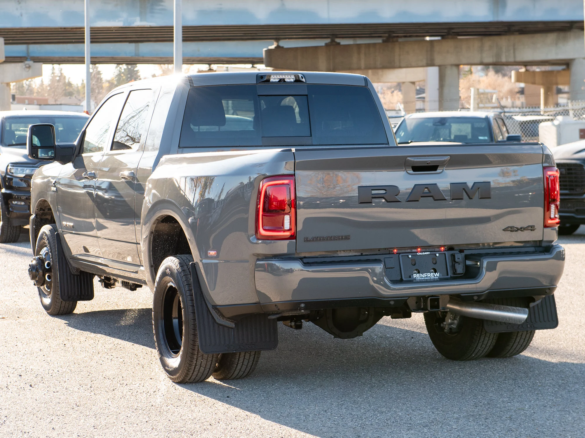 New 2027 Grey RAM Laramie Night* Mega Cab 4x4, Towing Tech Group, Rear Auto-Levelling Air Suspension image 5
