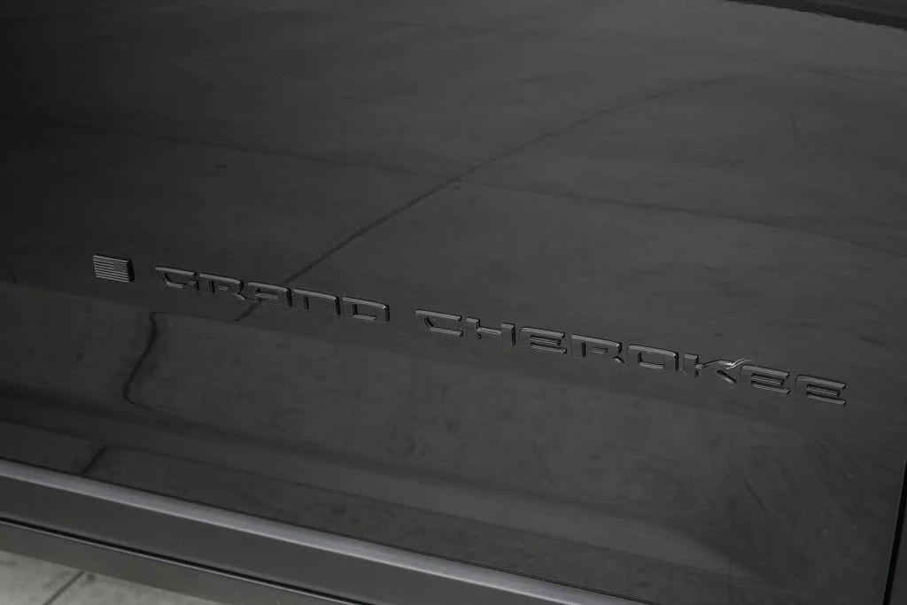 New 2026 Diamond Black Crystal Pearlcoat Jeep Altitude image 8