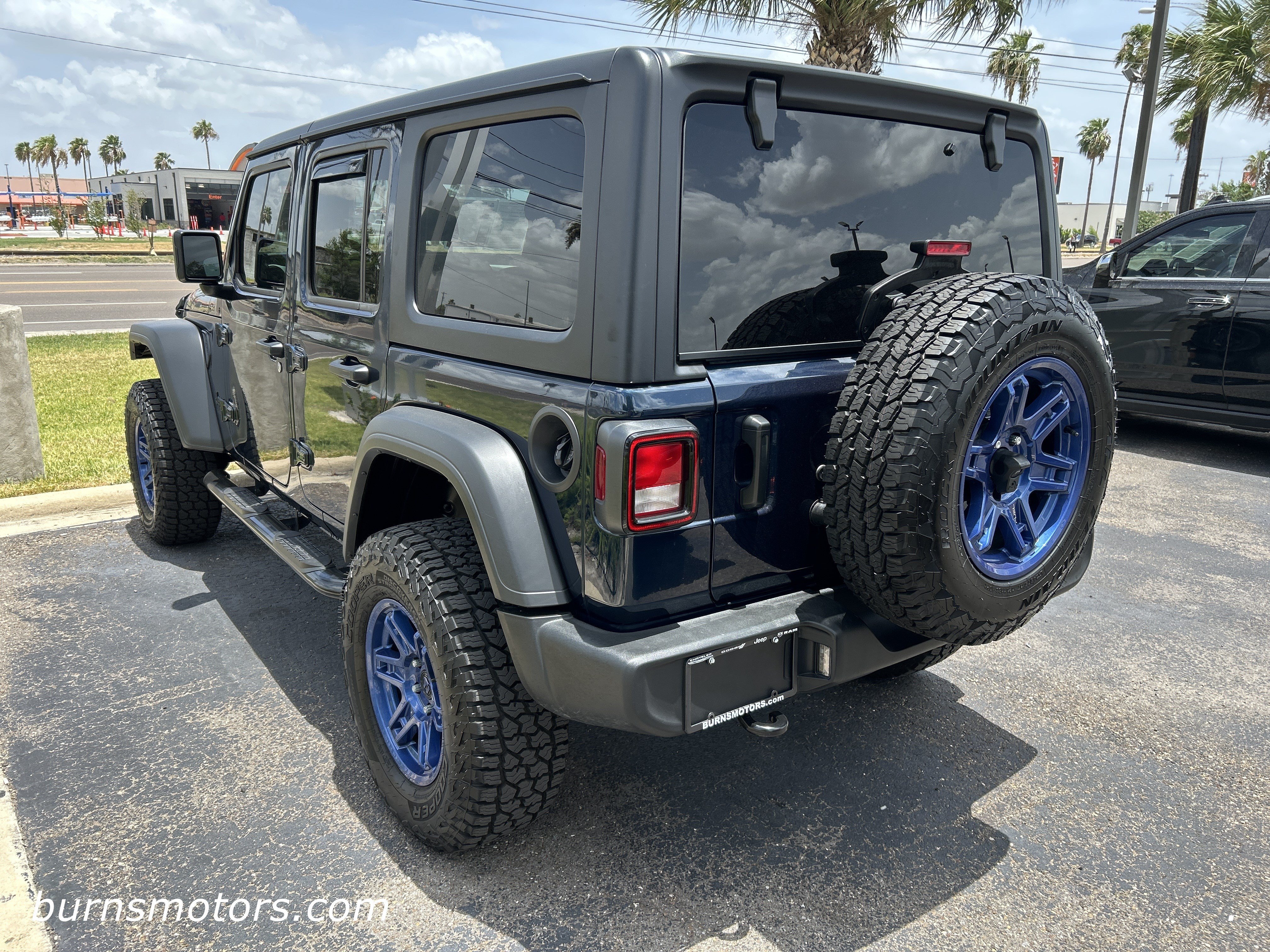 Used 2025 Fathom Blue Jeep Sport S image 5
