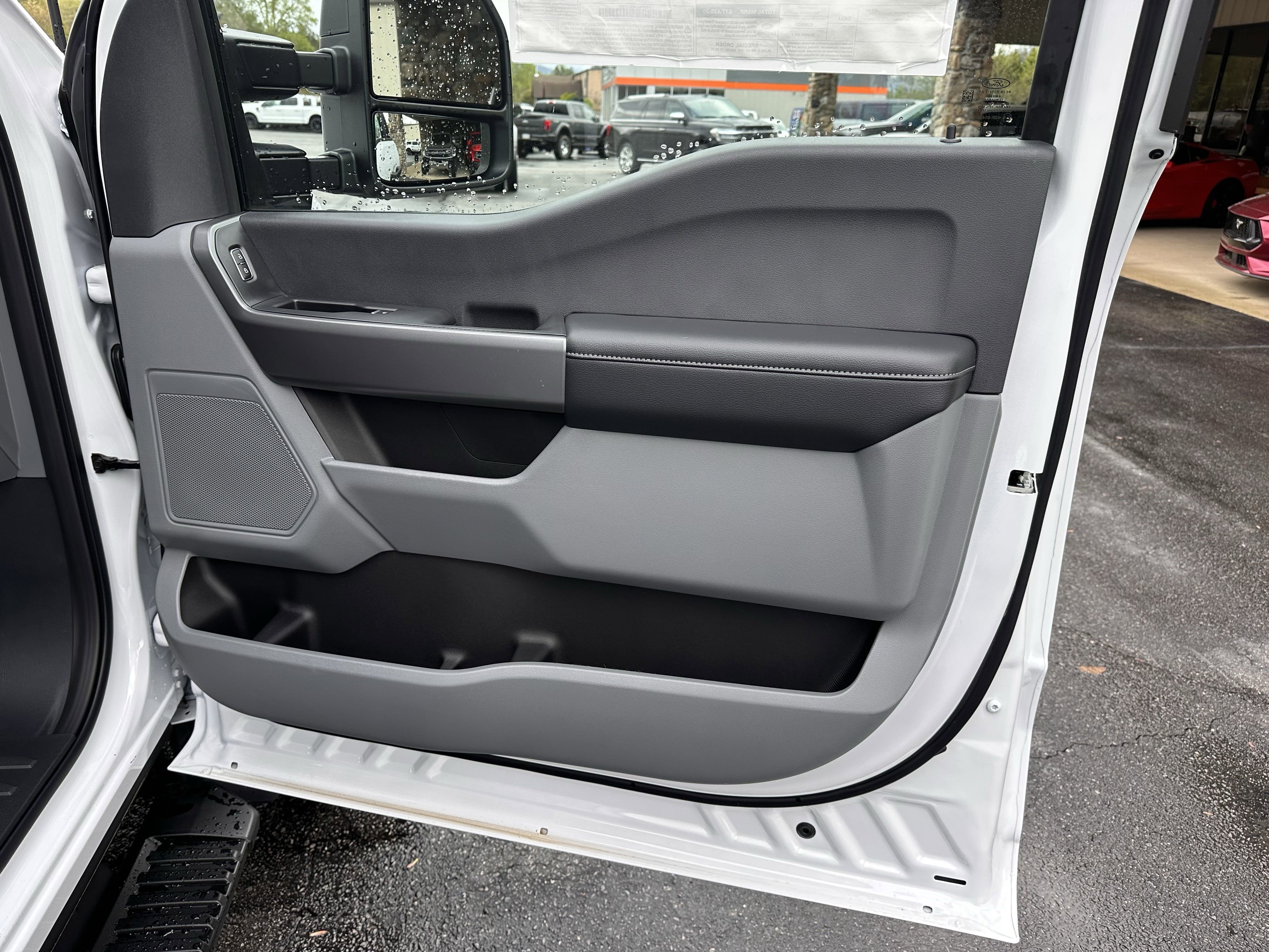 2025 Ford F-550 Super Duty Chassis Cab XLT - Photo 9