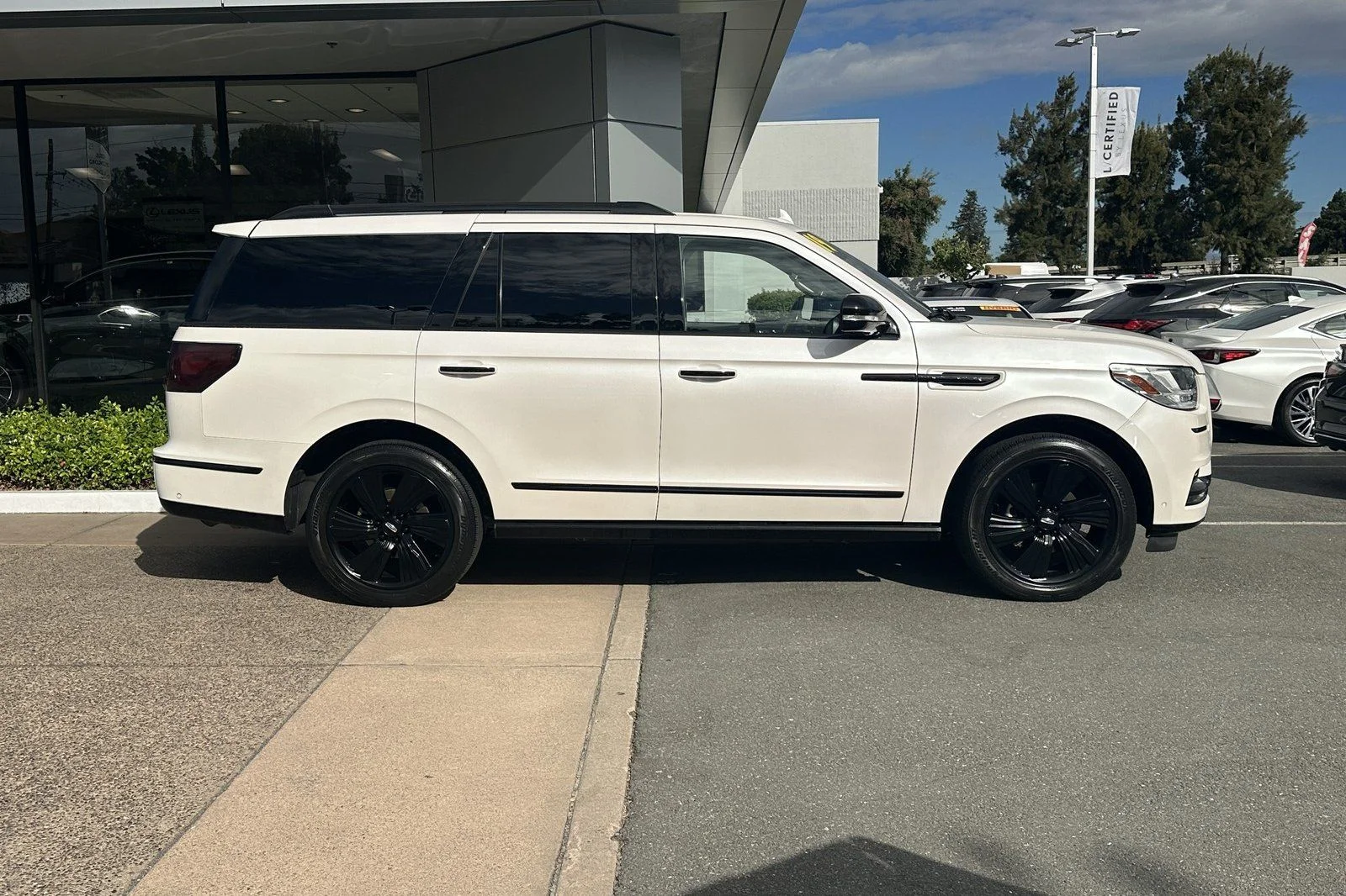Used 2019 White Platinum Clearcoat Metallic Lincoln Reserve image 3