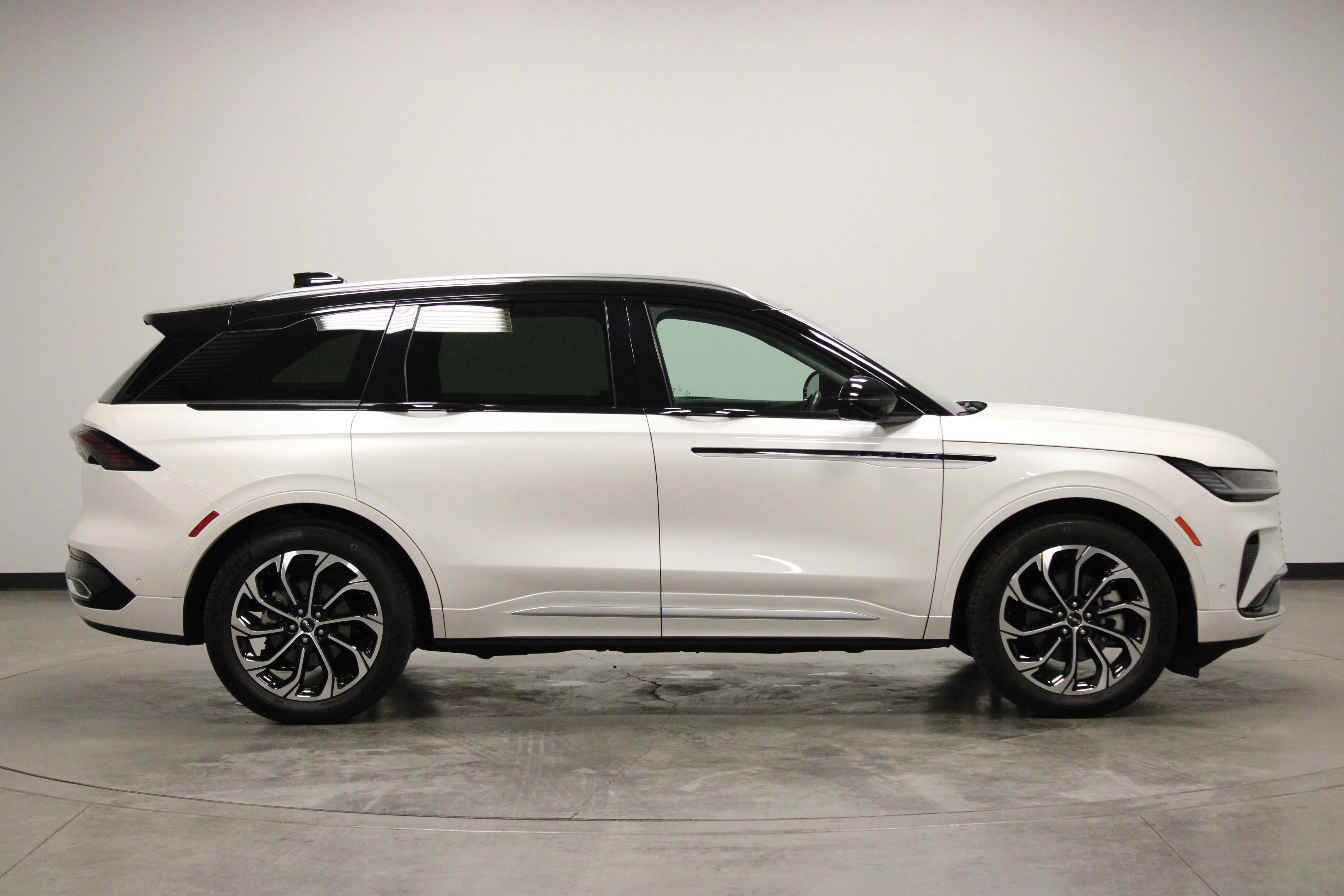Used 2024 White Platinum Clearcoat Metallic Lincoln Reserve image 9