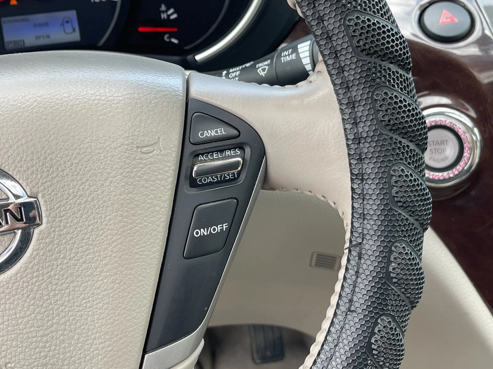 Used 2014 White Nissan 3.5 SL image 30