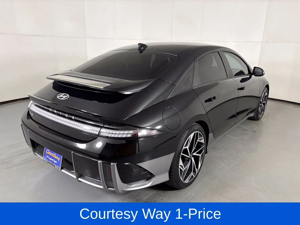 Used 2023 Black Hyundai SEL image 11