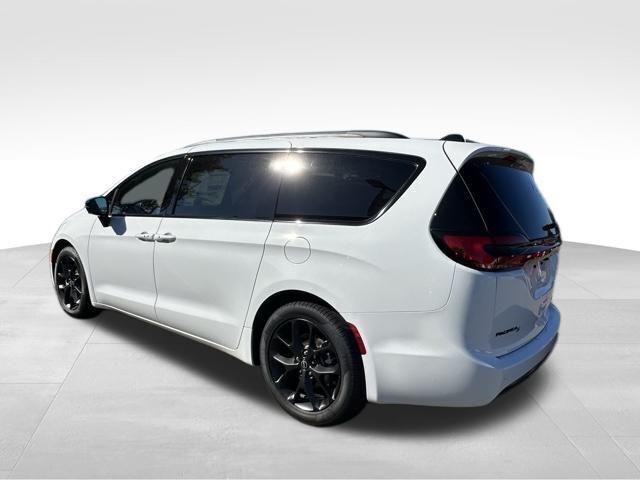 New 2026 Bright White Clear-Coat Exterior Paint Chrysler Limited image 4