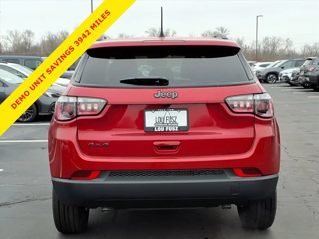 New 2026 Red Hot Pearl-Coat Exterior Paint Jeep Latitude image 19