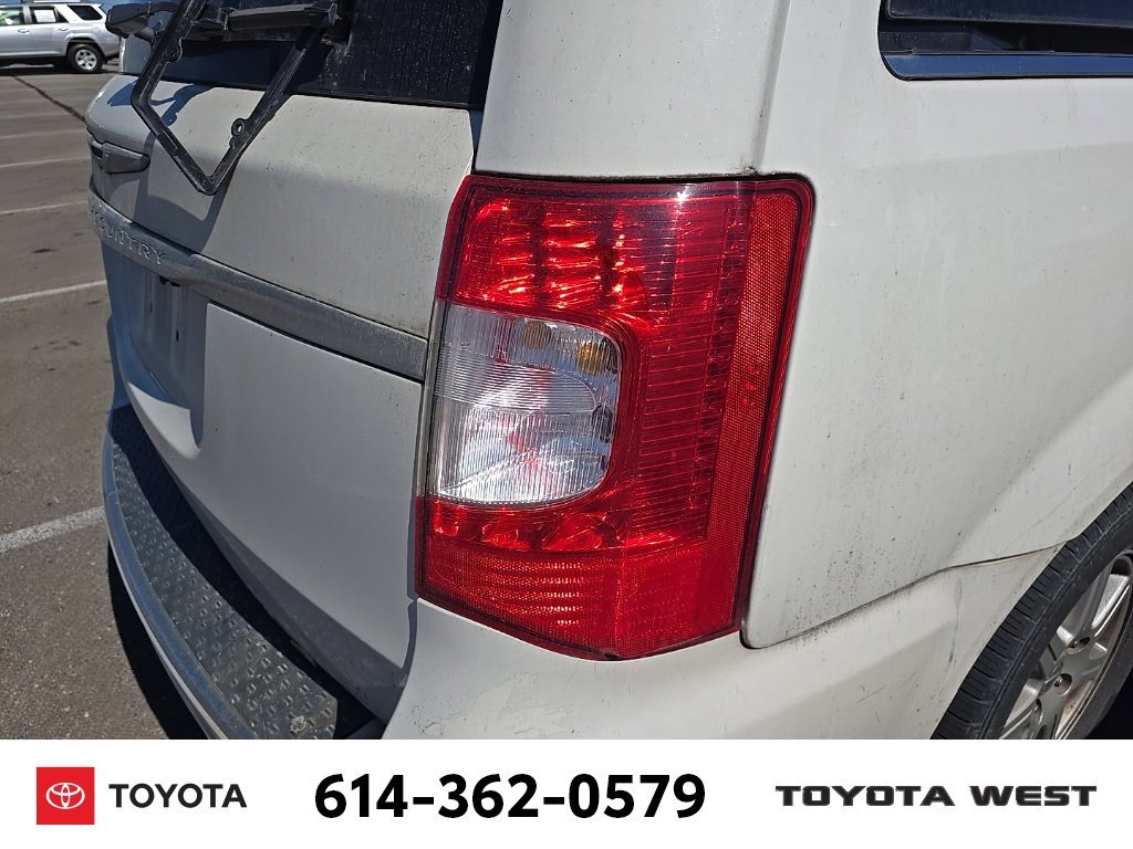 Used 2012 White Chrysler Touring image 9