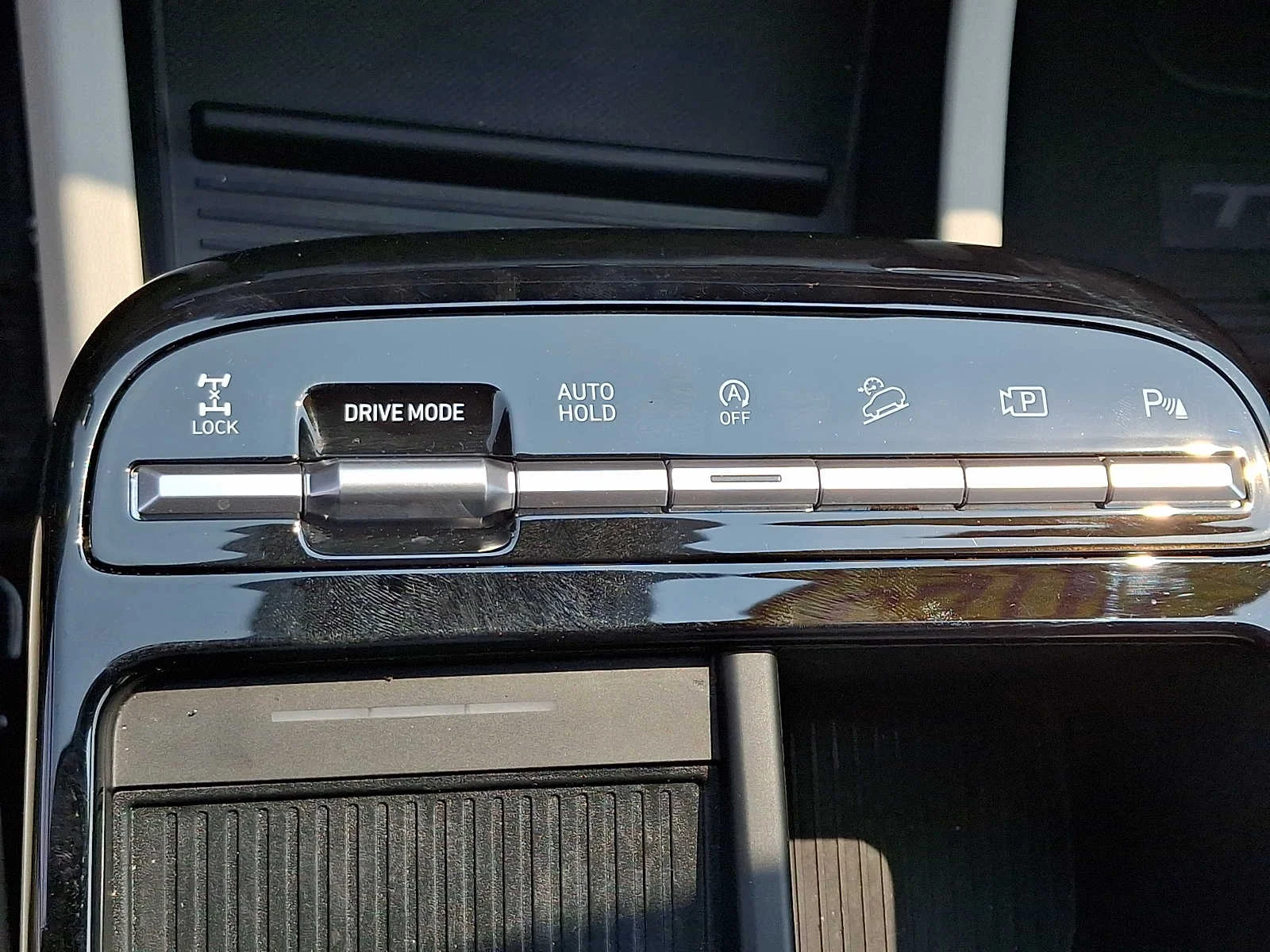 Used 2025 Rockwood Green Hyundai Limited image 25