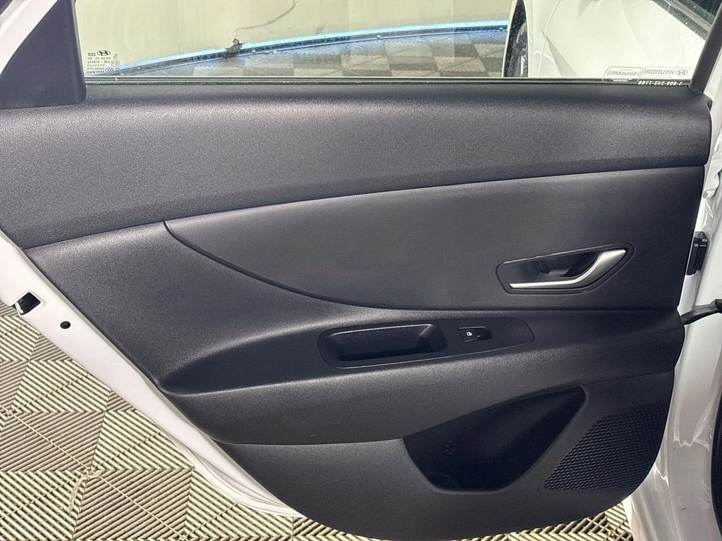 Used 2024 White Hyundai SEL image 19