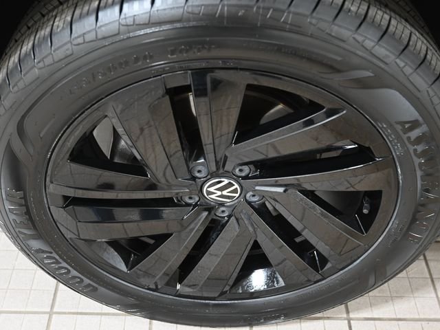 Used 2023 Black Volkswagen 3.6L V6 SE w/Technology image 17