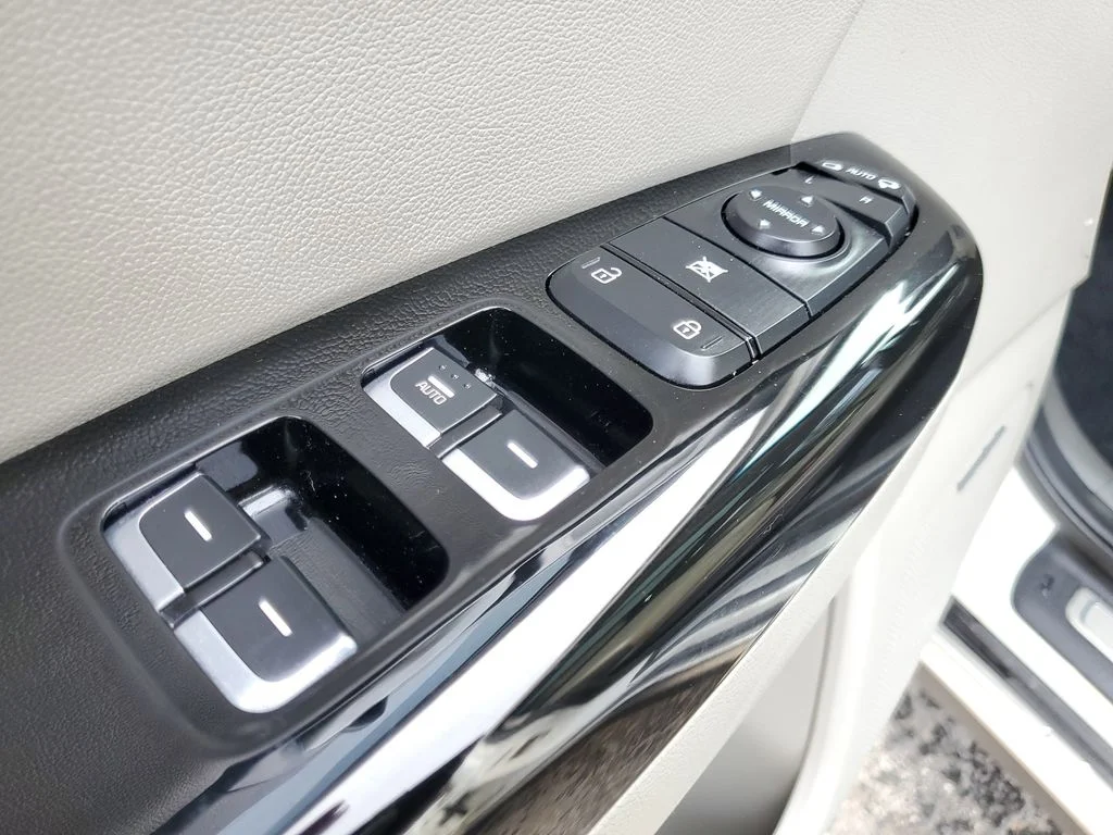 Used 2018 White Kia SX image 18
