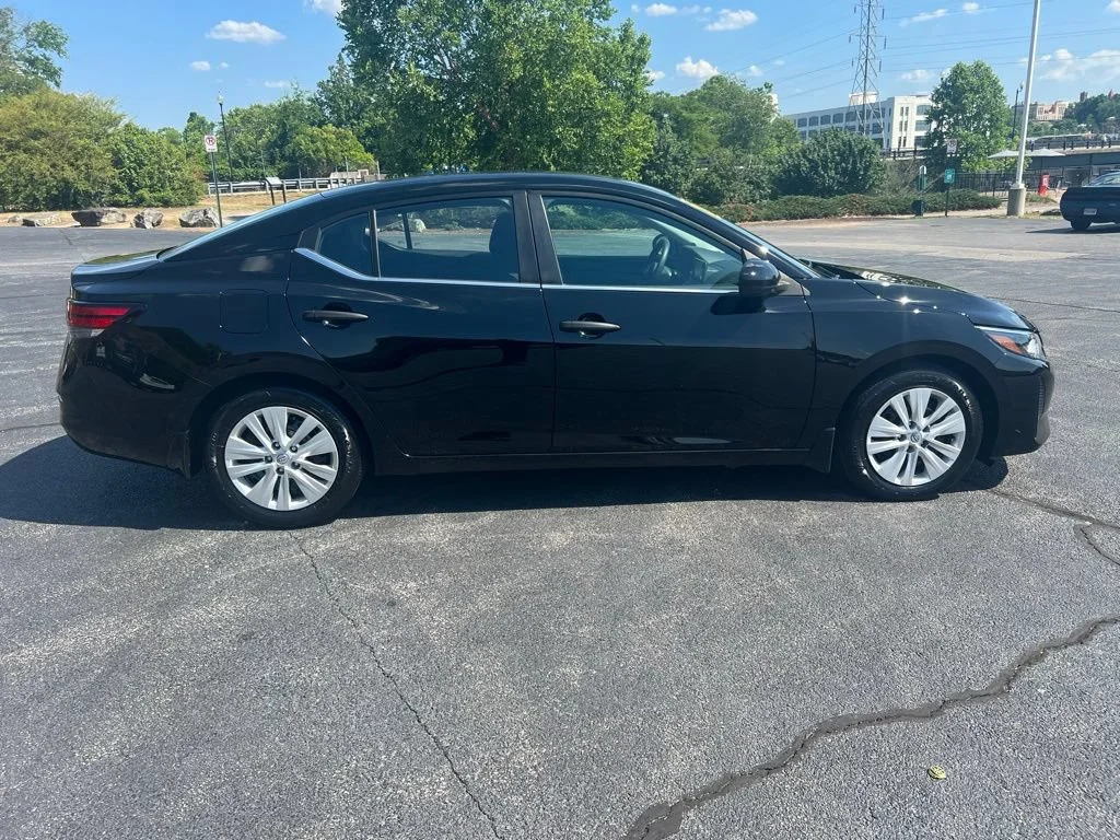 Used 2024  Nissan S image 9