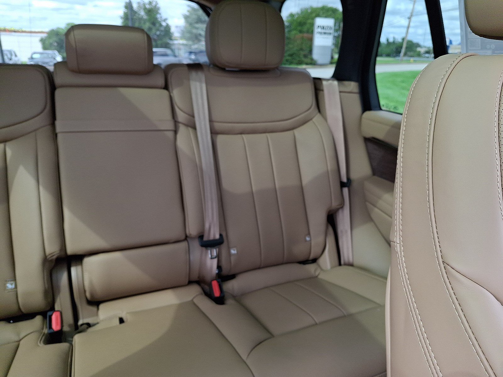 New 2027 Fuji White LAND ROVER SE image 21