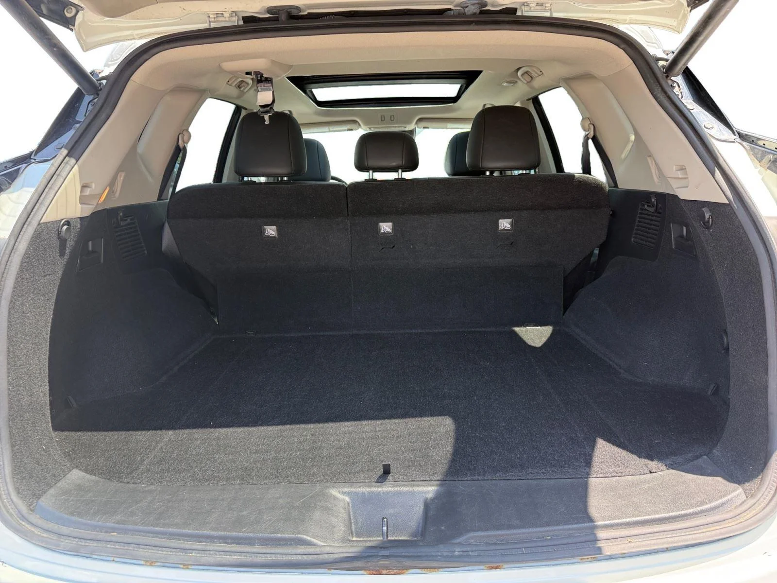 Used 2022 WHIE Nissan Platinum image 23
