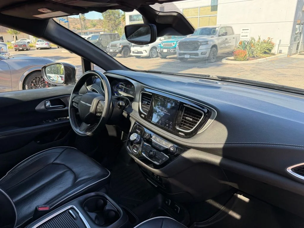 Used 2019 Black Chrysler Limited image 18
