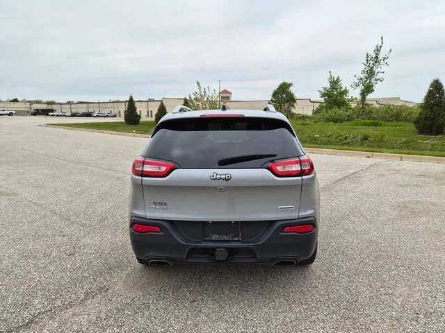 Used 2017 Silver Jeep Latitude image 6