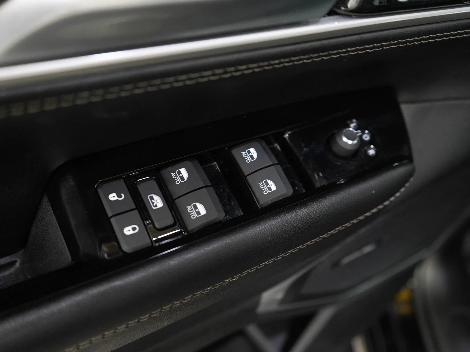 Used 2024 Diamond Black Crystal Pearlcoat Jeep Series III image 21