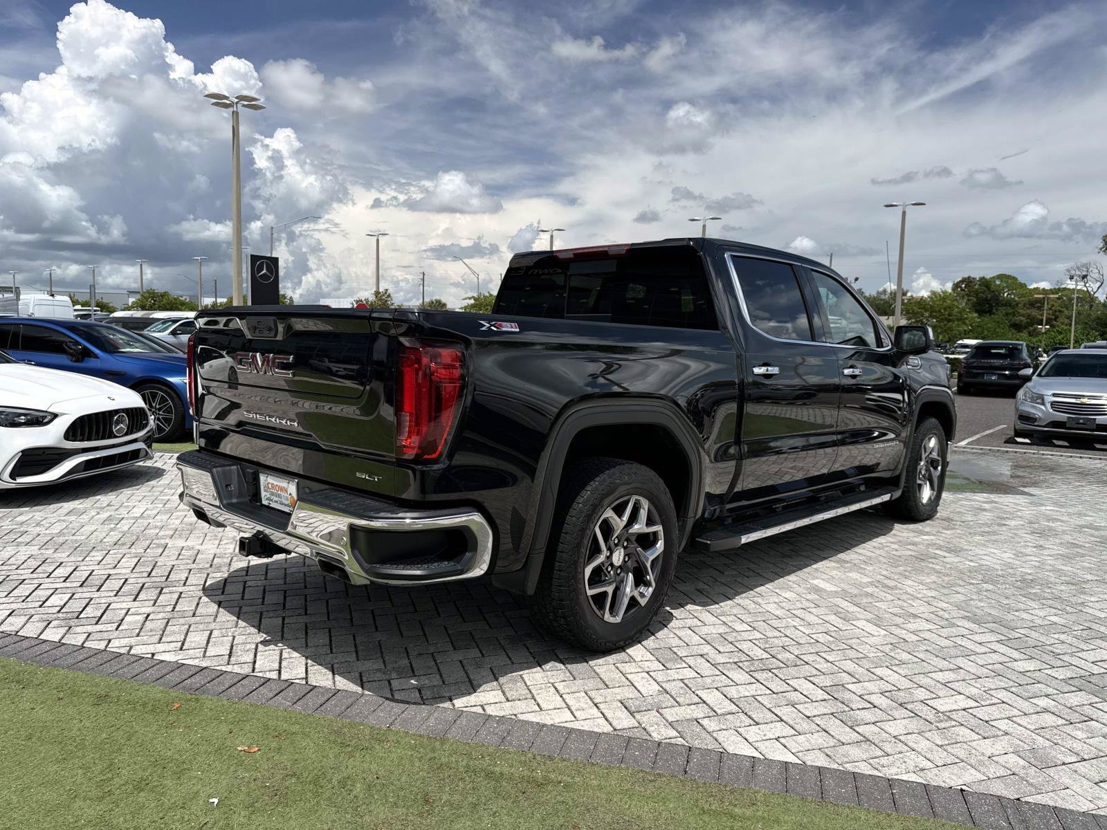 Used 2025 Onyx Black GMC SLT image 5
