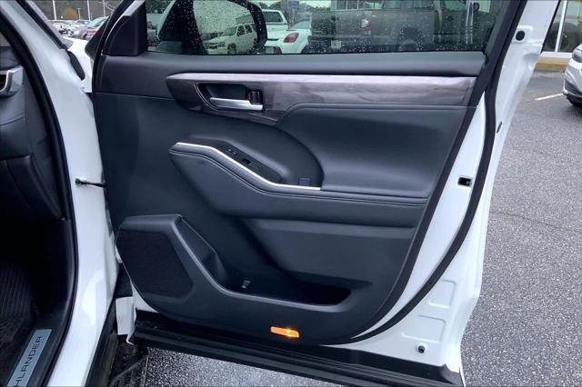 Certified Used 2025 WIND CHILL PEARL Toyota  image 22
