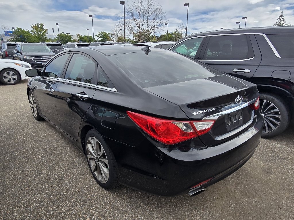 Used 2013 Midnight Black Mica Hyundai SE image 3