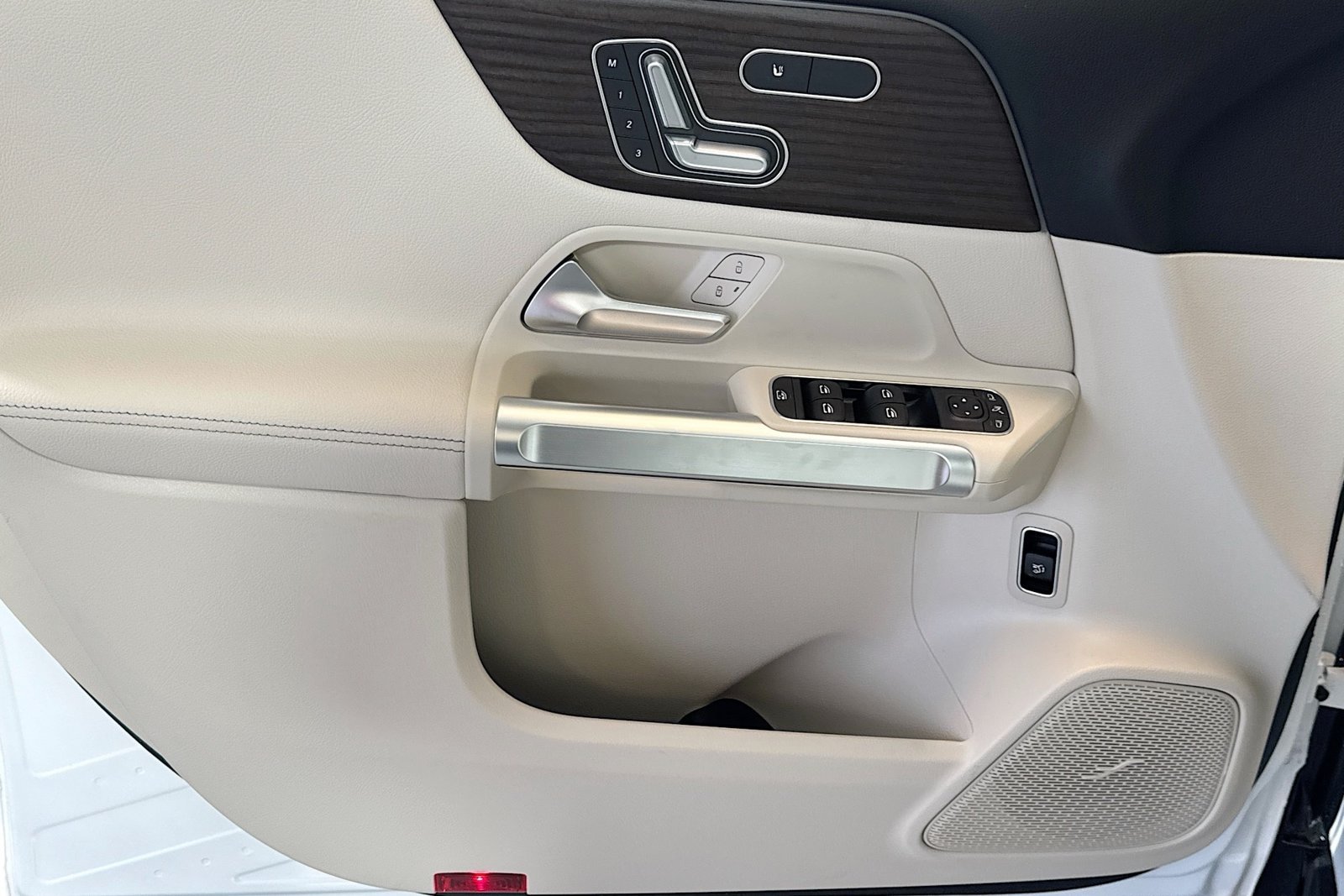 New 2026 Polar White Mercedes-Benz GLB 250 image 16