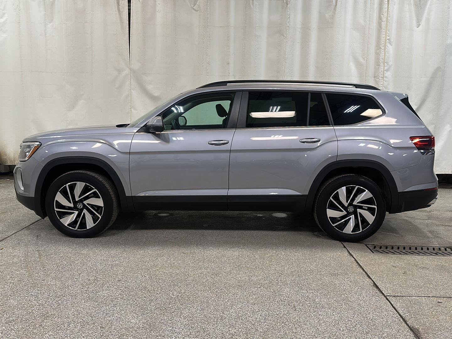 Used 2025 Volkswagen Atlas SE w/Tech with VIN 1V2WR2CA9SC508161 for sale in Waconia, Minnesota