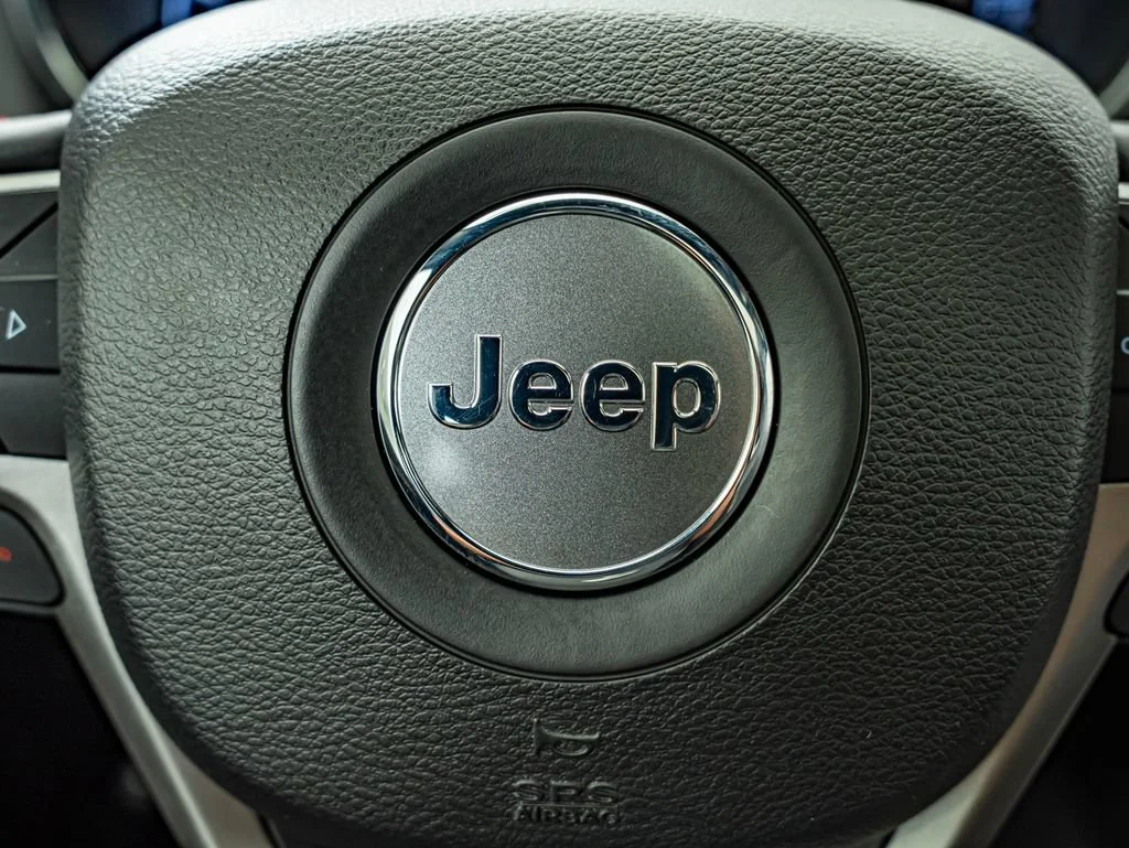 Used 2019 Bright White Clearcoat Jeep Trailhawk image 24